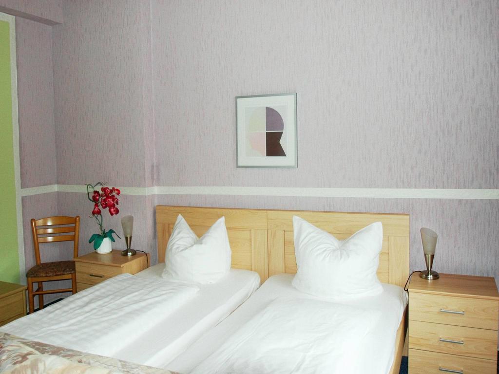 Hotel Konert แบร์กไฮม์ ภายนอก รูปภาพ