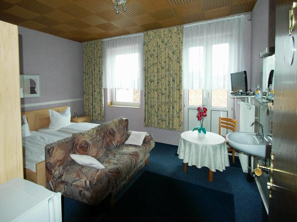 Hotel Konert แบร์กไฮม์ ภายนอก รูปภาพ